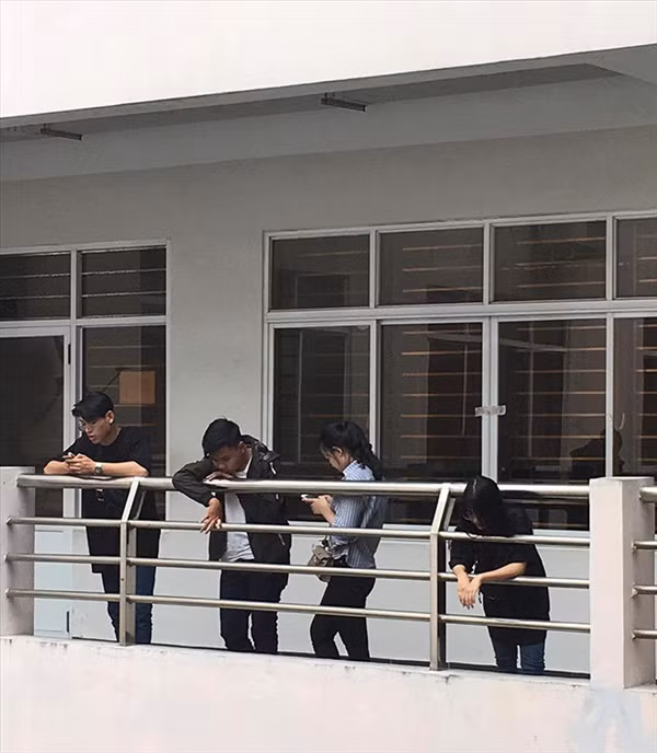 Khi chân bạn đã ngắn lại gặp phải sự cấm cản từ ban công của trường...