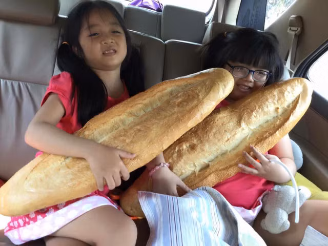 Nhiều khách du lịch khi đến An Giang đều tỏ ra thích thú trước loại bánh độc đáo này. (Ảnh: Pham Huy Dương)