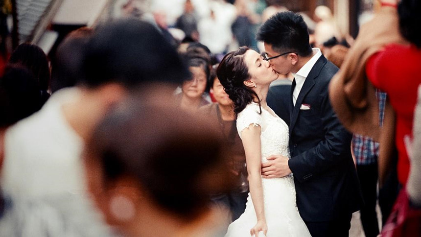 Nhiều người trẻ thành đôi sau khi sử dụng các dịch vụ mai mối trên mạng. Ảnh: The Royal Workshop Japan.