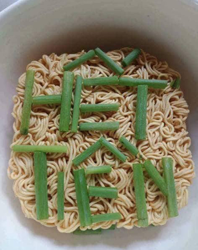 Thì ra tuyên ngôn: "Đầu tháng ăn chơi xả láng cuối tháng táng mì tôm" là có thật. May mà còn có được mấy cọng hành.