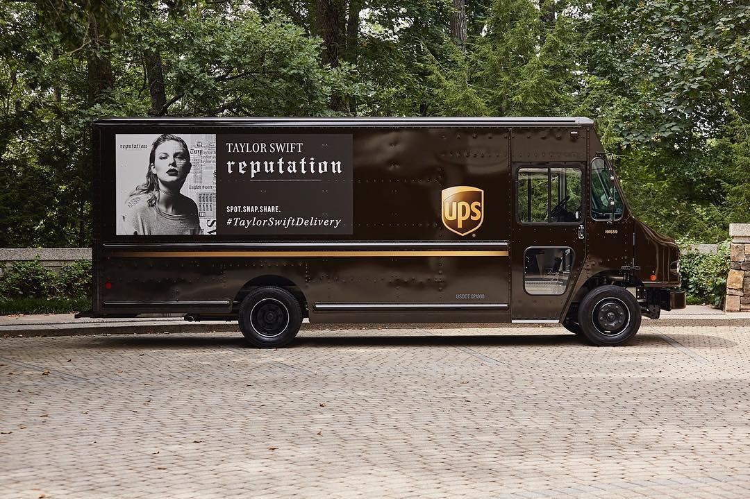 Có nhiều chuyến dịch quảng bá cho Reputation trước ngày ra mắt.