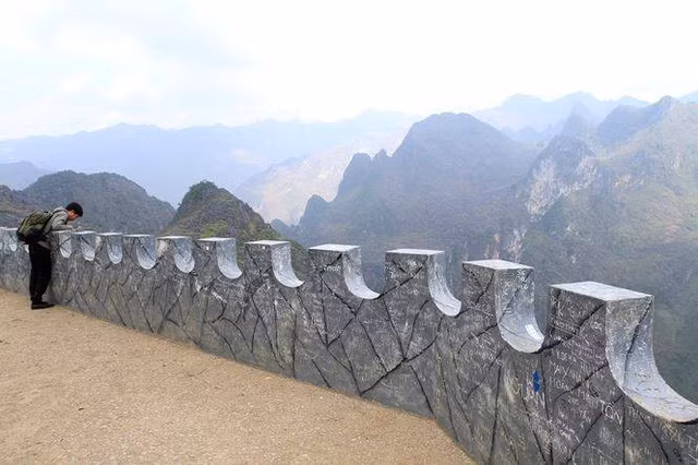 Bức tường trên đèo Mã Pí Lèng đã bị nhiều du khách vẽ bậy trở nên nhếch nhác, phản cảm. Ảnh: Hưng Trần.