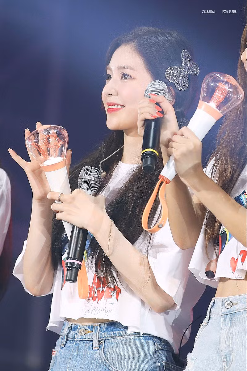 Người khác phải cầm mỗi tay một thứ, riêng Irene thì một tay hai thứ vẫn chẳng vấn đề gì.