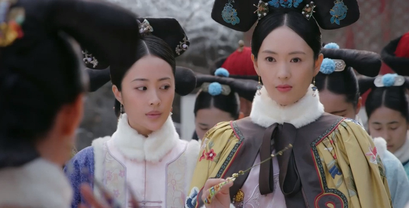 Nhưng khi bị Bạch Nhị Cơ mỉa mai mình là bông hoa đã già úa, héo tàn, ong bướm không buồn để mắt đến nữa.