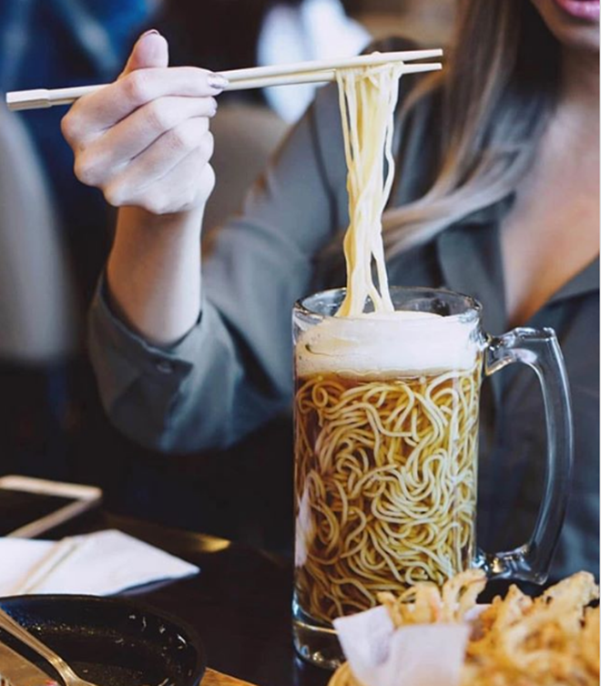 Rất nhiều thực khách đã check-in với cốc mì độc đáo này. Ảnh: Nextshark.