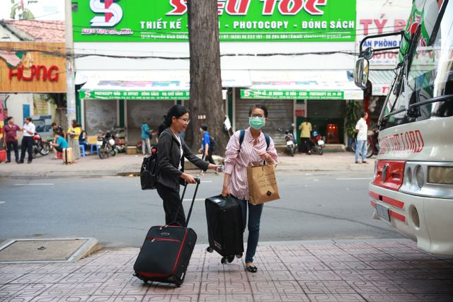 Nhiều giảng viên tất bật đến điểm tập trung. Nhiều giảng viên tất bật đến điểm tập trung.
