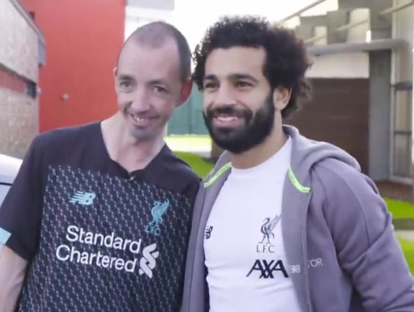 Chú David chụp ảnh với Mohamed Salah – một trong những cầu thủ hay nhất thế giới hiện nay.