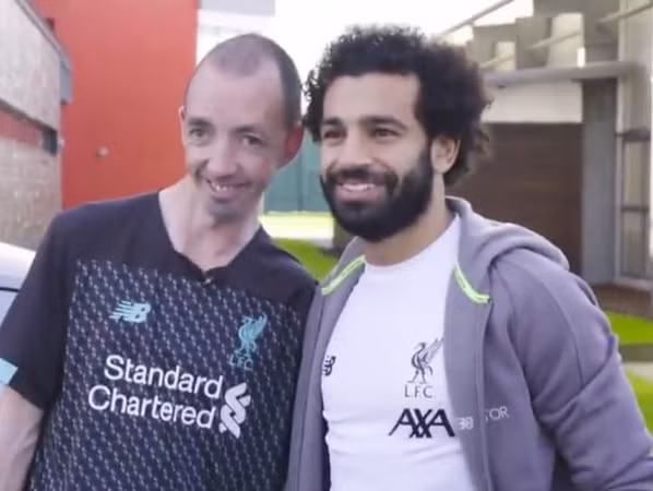 Chú David chụp ảnh với Mohamed Salah – một trong những cầu thủ hay nhất thế giới hiện nay.