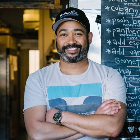 Bác Keiller – chủ tiệm bánh ngọt Nomad Donuts.