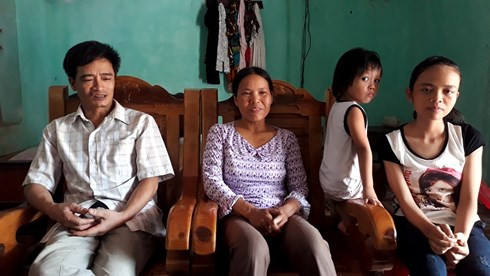 Dù hoàn cảnh khó khăn nhưng gia đình vẫn quyết tâm để các em đến trường.