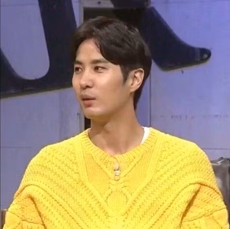 Nam diễn viên Kim Ji Suk cũng diện áo len vàng trong một sự kiện để thêm phần nổi bật trên sân khấu.