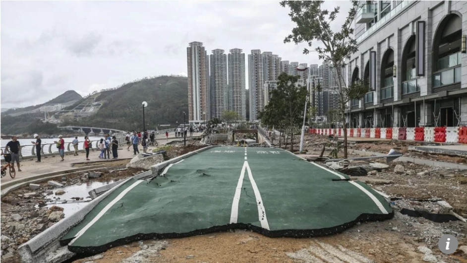 Đoạn đường Tseung Kwan O tại Waterfront Park bị hủy hoại hoàn toàn.