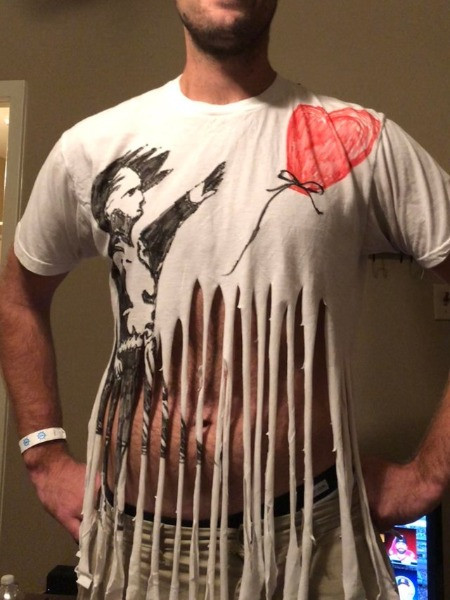 Chiếc áo phông được lấy cảm hứng từ tác phẩm Girl With Balloon của Banksy.