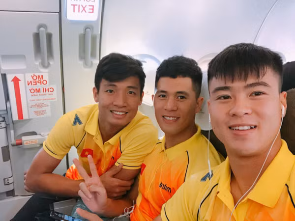 Dù là chung khung hình với toàn cực phẩm như Bùi Tiến Dũng (trái), Duy Mạnh (phải) thì Đình Trọng vẫn đẹp rạng ngời.