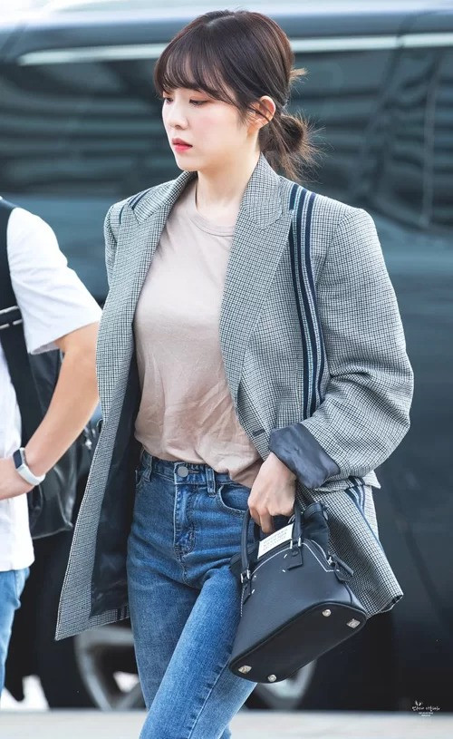 Trưởng nhóm Irene cũng chọn dáng áo blazer suông, không chiết eo để tạo vẻ trẻ trung. Irene chỉ mặc kèm áo thun, quần jeans để tạo thành set đồ giản dị mà phóng khoáng.