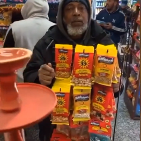 Anh Alwan thường “đố” những khách hàng khó khăn, để họ được lấy thức ăn miễn phí.