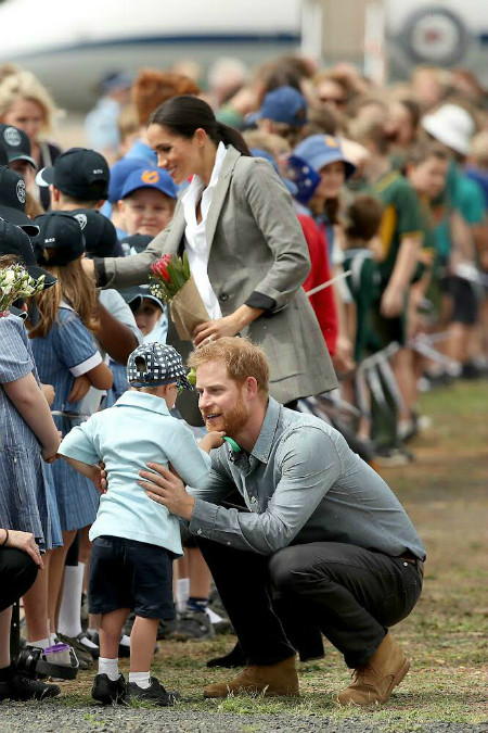 Luke Vincent không ngừng tò mò về bộ râu của Hoàng tử Harry.