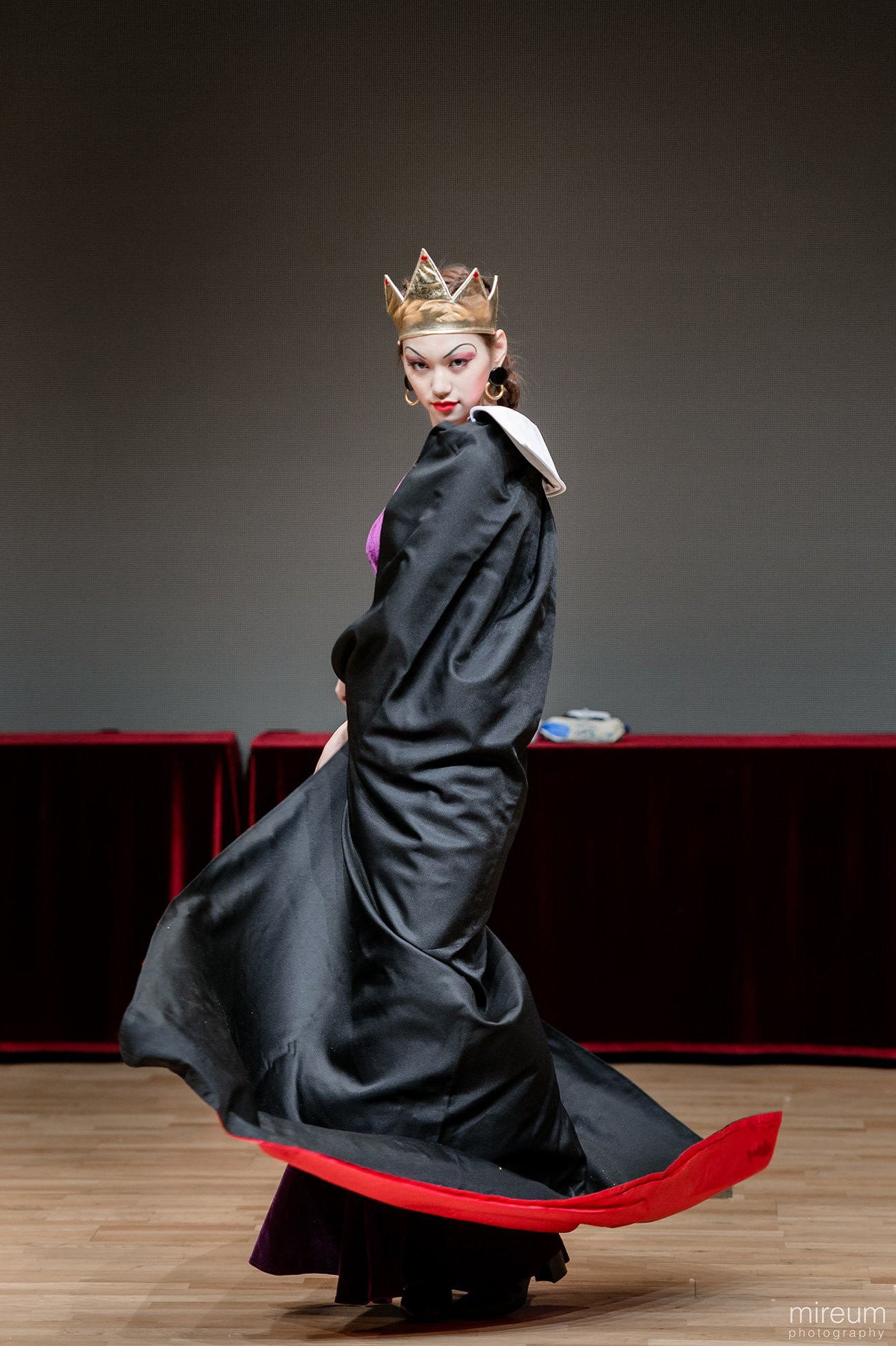 Doyeon (Wiki Meki) biến hình thành mụ phù thủy của phim Bạch Tuyết và bảy chú lùn. Nhìn hàng lông mày của Doyeon kìa, chắc tốn công hóa trang lắm đây.