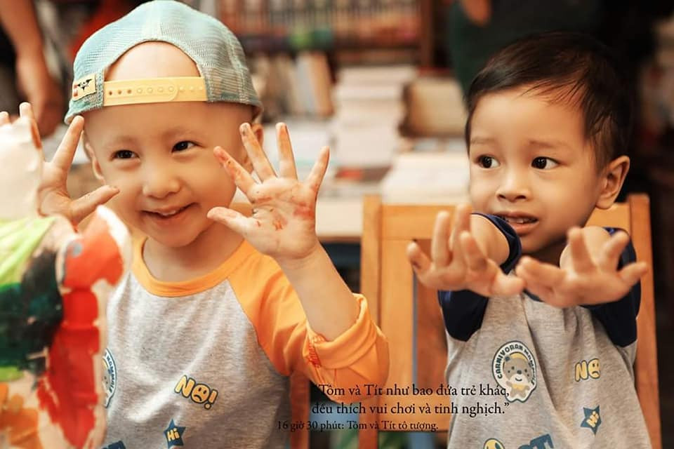 Gương mặt đầy vẻ hồn nhiên, vui tươi của 2 chiến binh nhí khiến người xem không khỏi xúc động và cảm phục.