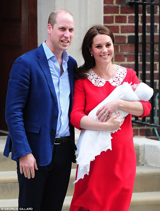 Vợ chồng Hoàng tử William dùng lại bánh cưới cách đây 7 năm trong tiệc trà mừng lễ rửa tội của Hoàng tử bé Louis.