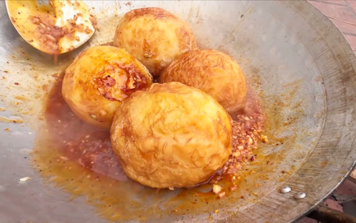 Tuy nhiên, khi bà Tân kết hợp trứng cùng tỏi, nhiều người dùng mạng cho rằng điều này có thể khiến người ăn ngộ độc. (Ảnh: Bà Tân Vlog)