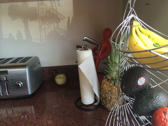 Những dụng cụ làm bếp tạo nên một bức tranh nghệ thuật bằng hình bóng phản chiếu lên bức tường.