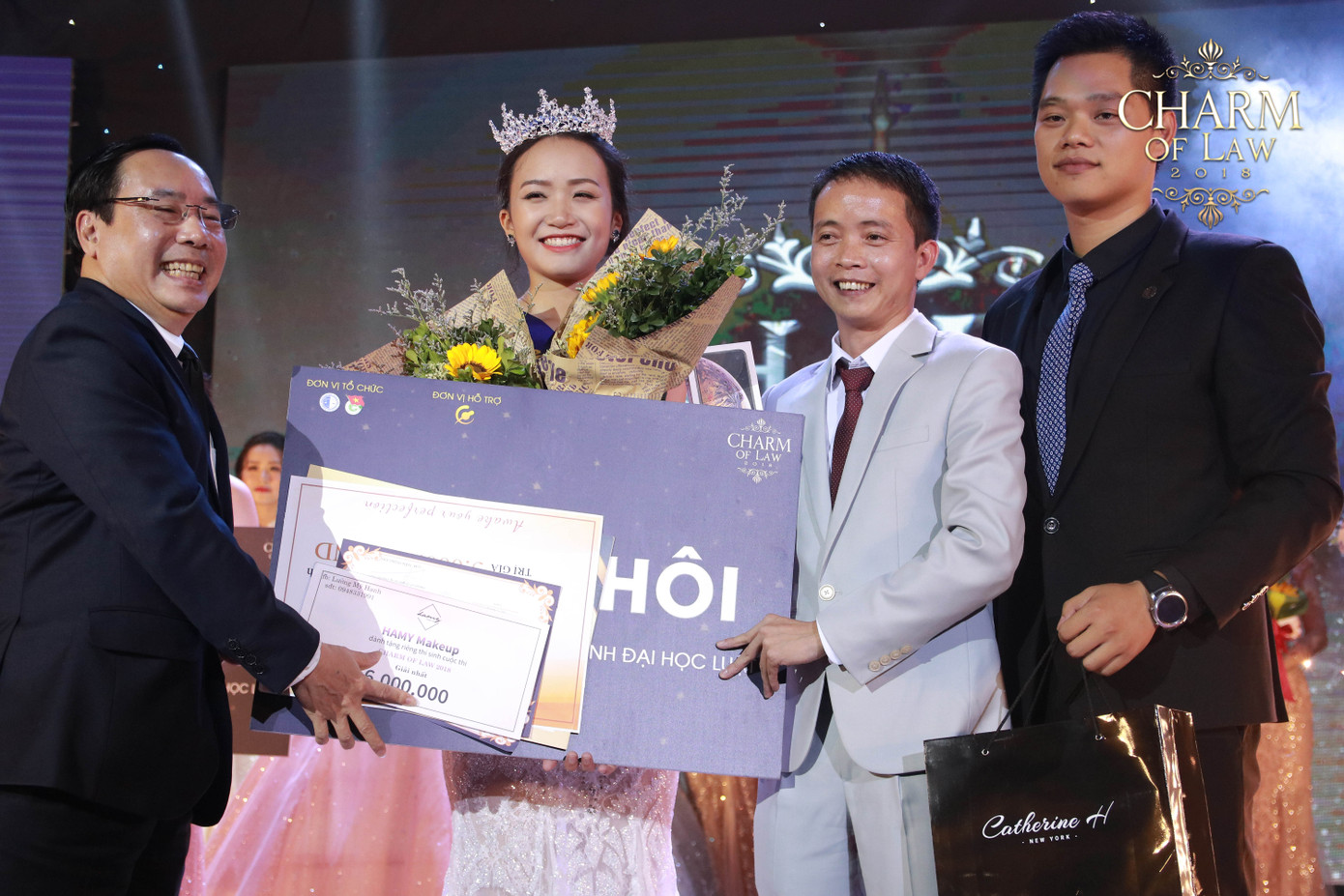 Nữ sinh năm nhất ĐH Luật Hà Nội đăng quang Charm Of Law 2018.