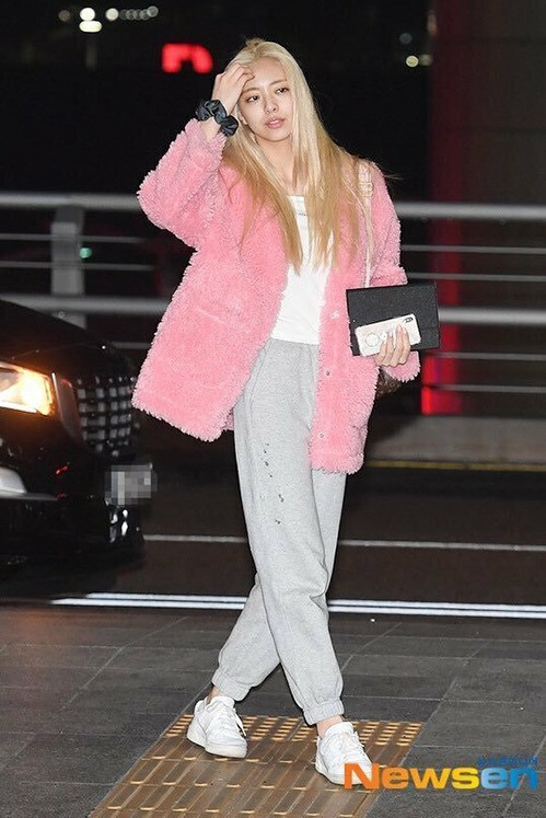 Trong những lần vội vàng ra sân bay với gương mặt mệt mỏi, trang phục hồng xinh xắn cũng giúp Yuna ấn tượng và giàu sức sống hơn.