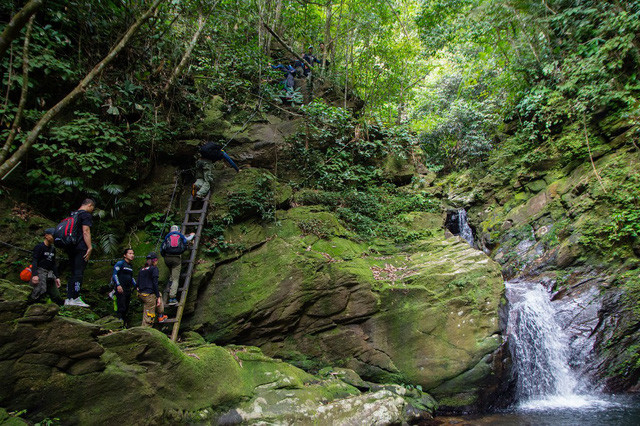 Đường đến Ngũ Hồ gồm 5 hồ lớn nhỏ nối với nhau từ cao xuống thấp