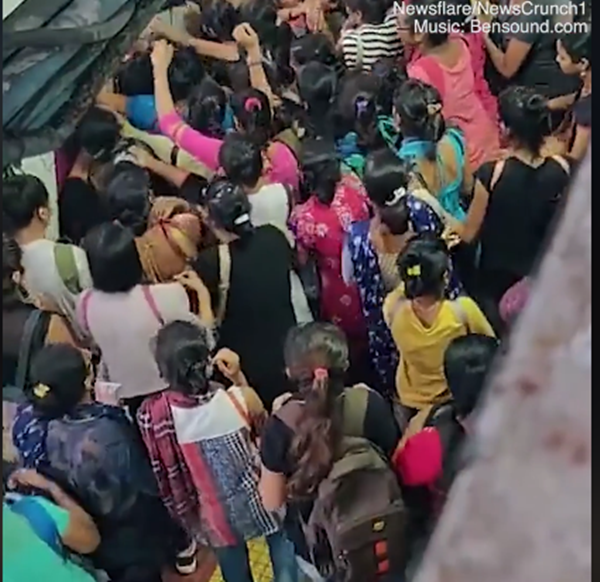 Màn chen lấn "ngẹt thở" đển lên tàu hỏa đầu giờ sáng tại Mumbai, Ấn Độ. Vì tiệt kiệm chi phí sinh hoạt nên đa phần người dân ở đây họ phải chen lấn hàng ngày.