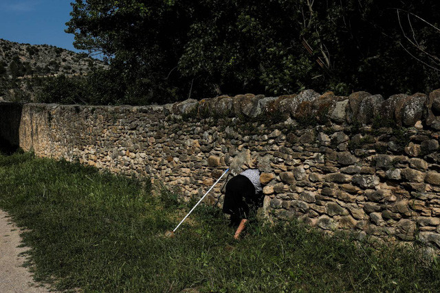 Bà Sinforosa làm vệ sinh quanh nhà.
