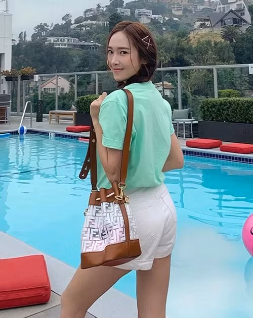 Một chiếc túi bucket khác từ Fendi cũng 