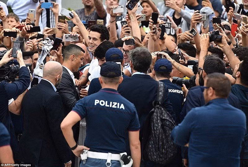 Ronaldo ký tặng người hâm mộ tại Ý.