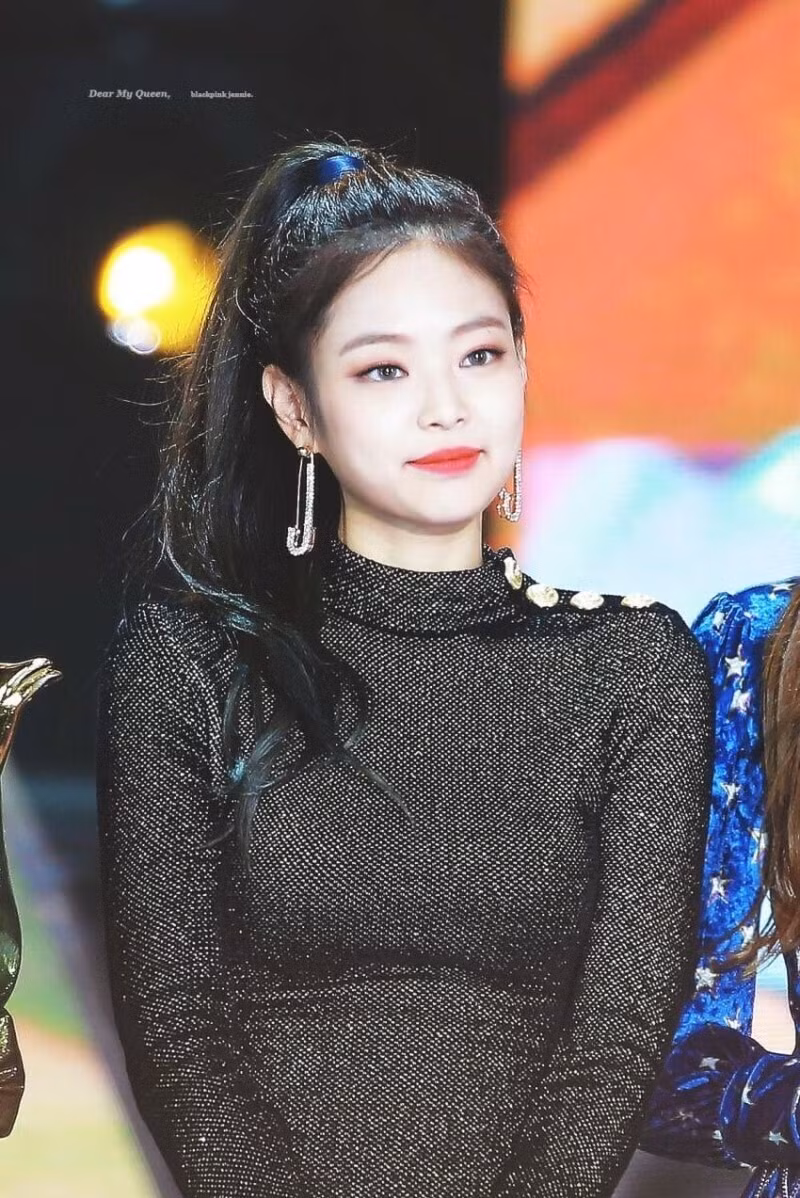 Đôi khuyên tai độc đáo đã làm tôn thêm vẻ đẹp cá tính, gợi cảm của Jennie (Black Pink).