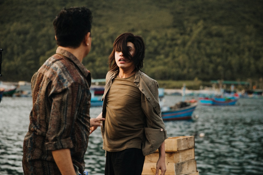 Song song đó, Noo Phước Thịnh cũng tiết lộ cảnh quay đánh nhau căng thẳng quay tại làng chài trong MV.