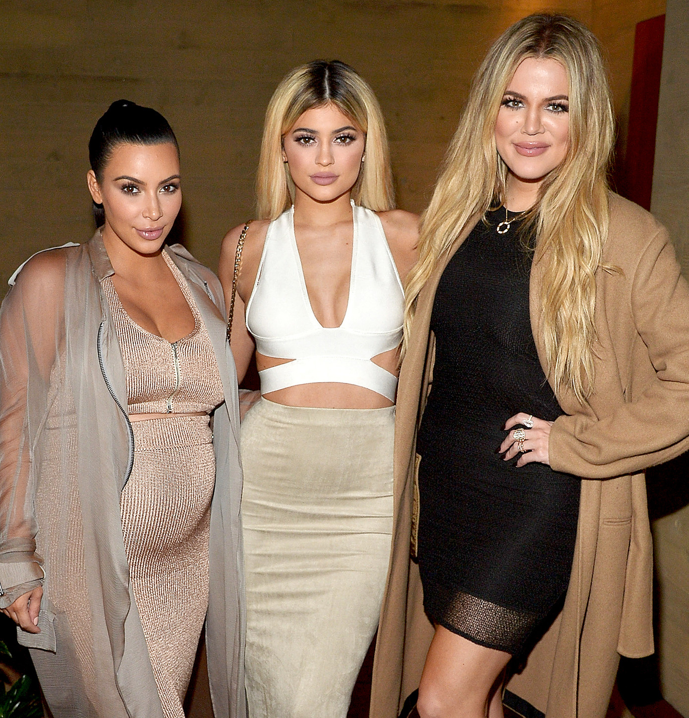 Mối quan hệ thân thiết của nhà Kardashian và Jenner khiến Kylie rơi vào tình huống khó xử.
