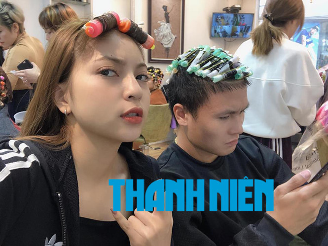 Quang Hải tại tiệm cắt tóc. Ảnh: QUỲNH MAI.