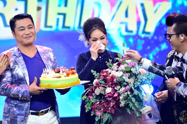 Có mặt tại trường quay, ca sĩ Vũ Hà và diễn viên Lý Hùng cũng cảm động trước tấm lòng của mọi người dành cho Việt Hương. Nhân dịp này, cả hai đã dành nhiều lời chúc đến đồng nghiệp của mình.