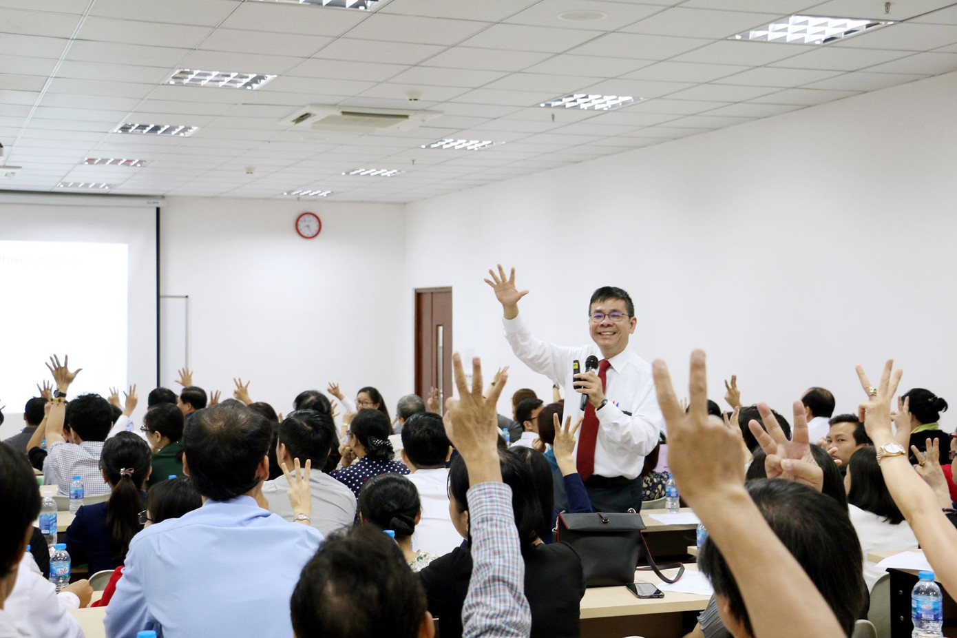 Khách mời đặt nhiều câu hỏi cho Giáo sư Lê Xuân Hy trong buổi hội thảo tại ĐH quốc tế Hồng Bàng.