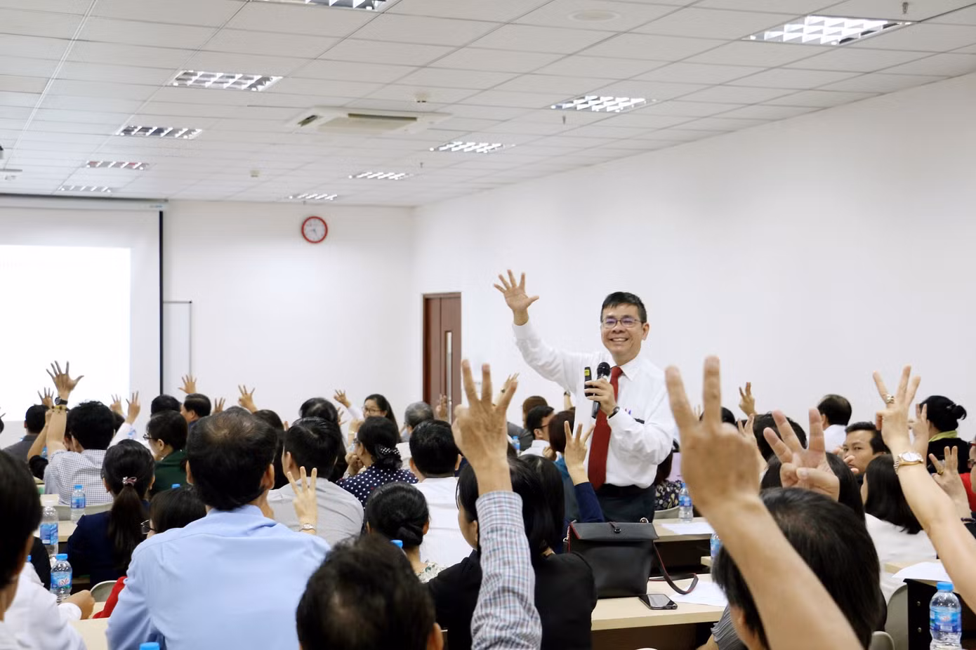Khách mời đặt nhiều câu hỏi cho Giáo sư Lê Xuân Hy trong buổi hội thảo tại ĐH quốc tế Hồng Bàng.