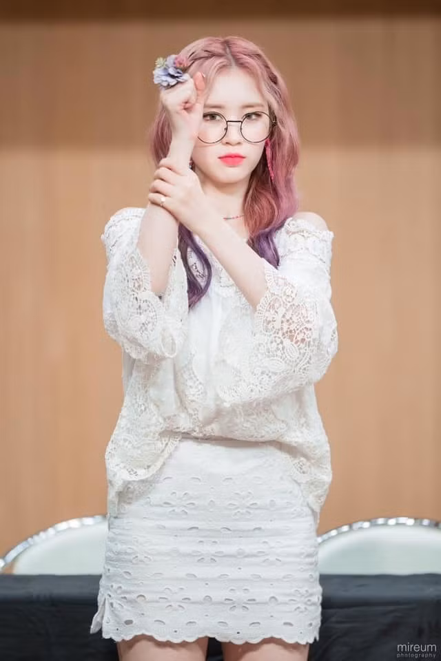 Elly (Weki Meki) cũng gia nhập vào đội mỹ nhân tóc hồng nổi bật của Kpop. 