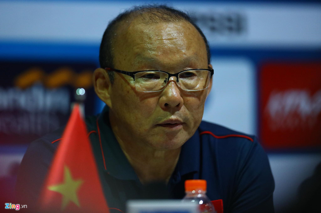 HLV Park Hang-seo là đối thủ lớn của ông Nishino bởi cả quốc tịch của hai nhà cầm quân này. Ảnh: Minh Chiến.