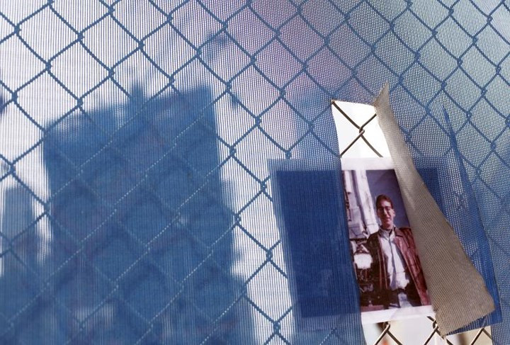 Bức ảnh của một nạn nhân trong vụ khủng bố 11/9/2001 được bạn bè và người thân mang đến Ground Zero vào ngày 3/5/2011 sau khi các lực lượng Mỹ tiêu diệt trùm khủng bố Osama bin Laden tại Pakistan.