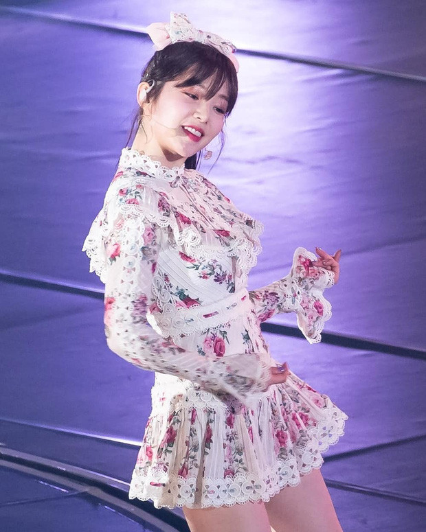 Một lần khác, Irene cũng ghi điểm mạnh với set đồ từ váy đến bờm nơ đều in hoa nhí siêu dịu dàng nữ tính mà vẫn nổi bần bật trên sân khấu, cực hợp với hình ảnh của cô nàng.