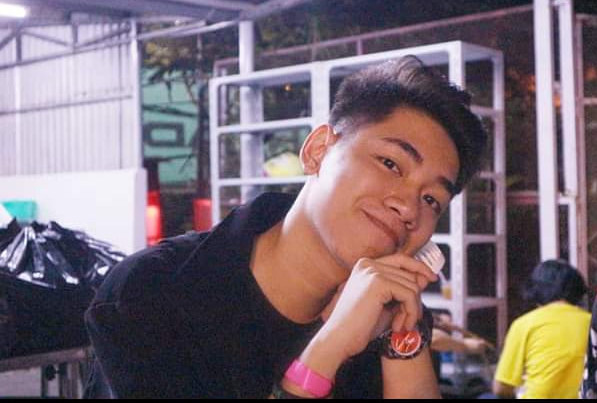 Lại là Khánh đây nhưng lần này Khánh bung tỏa năng lượng “siêu cấp” đáng yêu để “đình chiến” với fanti. Đây cũng là bức ảnh được nhiều fanti truyền tay như cách nạp tinh thần trong những ngày “năm tháng tư bề”.