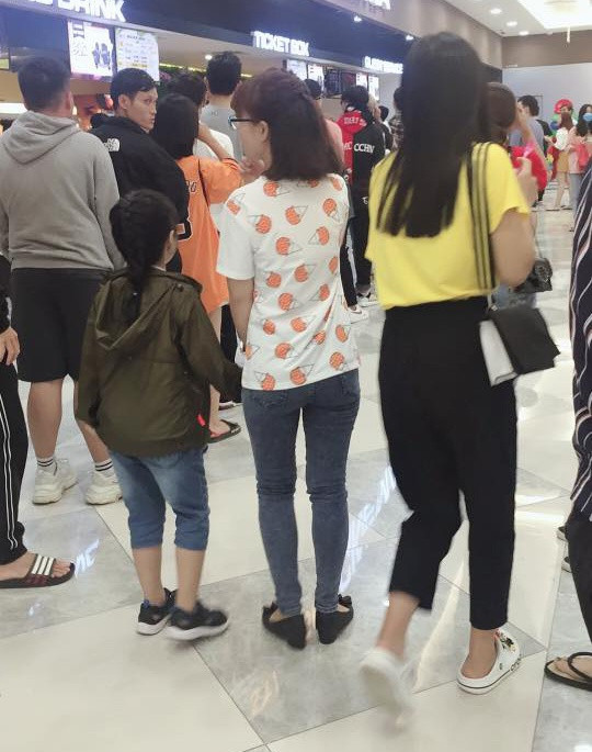 Không chỉ thành phố, một số rạp chiếu phim ở tỉnh cũng đông nghẹt người xếp hàng chờ mua vé ngày đầu năm. (Ảnh: Truc Nguyen)