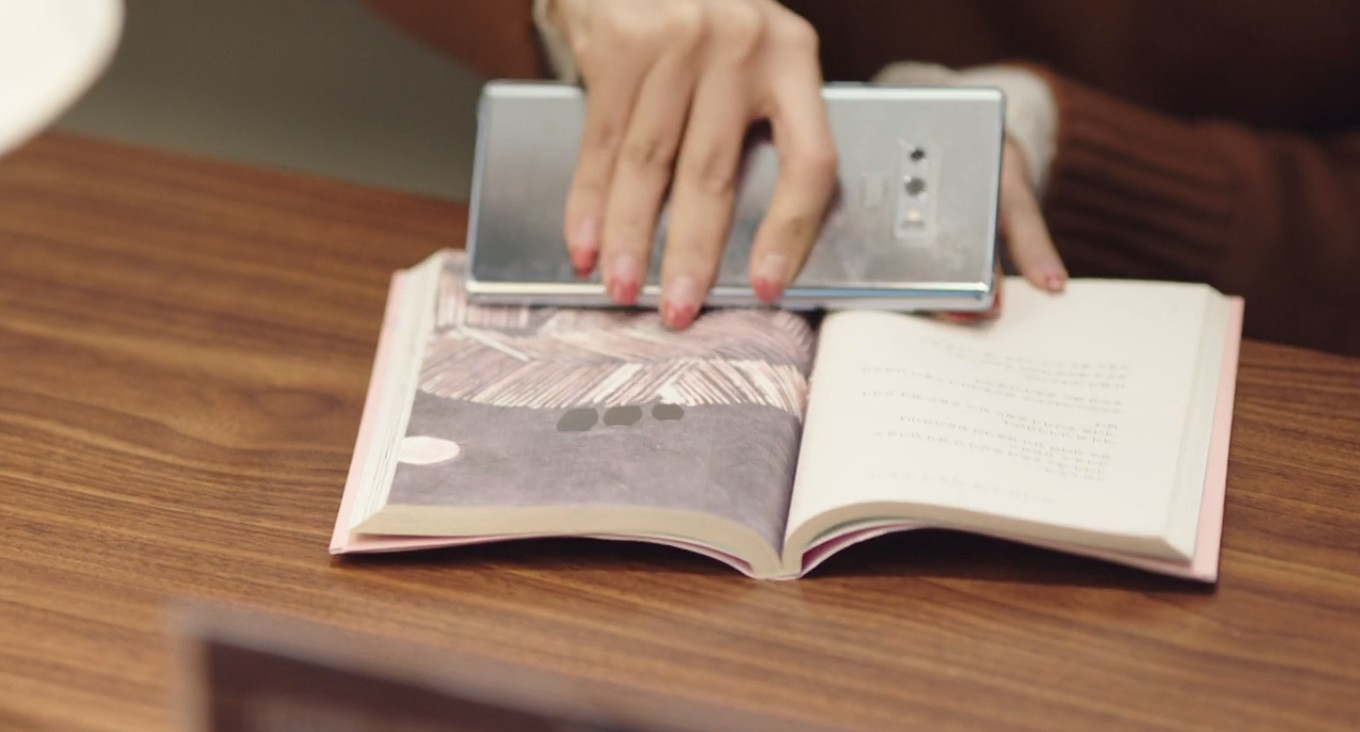 Sách mà có xương sống thì chắc đã gãy đôi rồi và chẳng bao giờ lành lặn lại được.