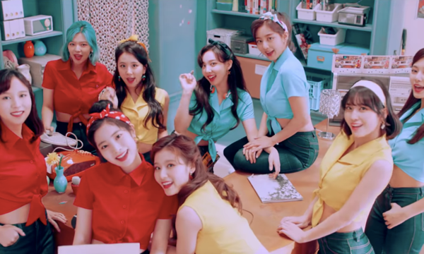 Áo sơ mi màu sắc đúng chất cổ điển, cũng có luôn.