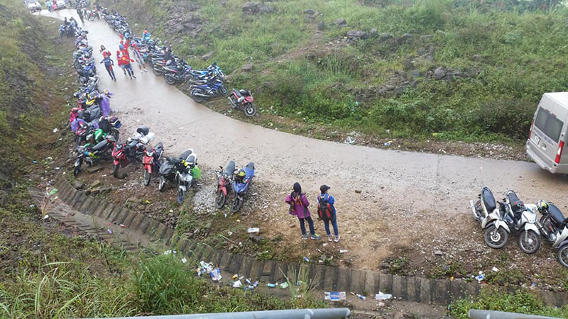Cung đường biên giới Bình Liêu ngập rác thải. (Nguồn: Group Discovery)