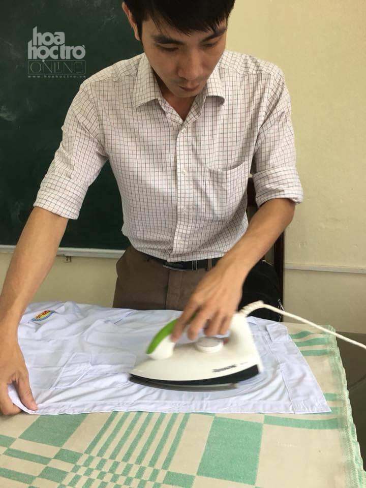 Thầy giáo Đỗ Ngọc Thuỷ, GV chủ nhiệm kiêm bộ môn Toán của lớp 11B1, THPT Thuỷ Nguyên, Hải Phòng giúp học sinh trong lớp là (ủi) áo đồng phục khiến dân mạng "xuýt xoa" ghen tị. (Ảnh: Vũ Thị Thuỳ Linh)